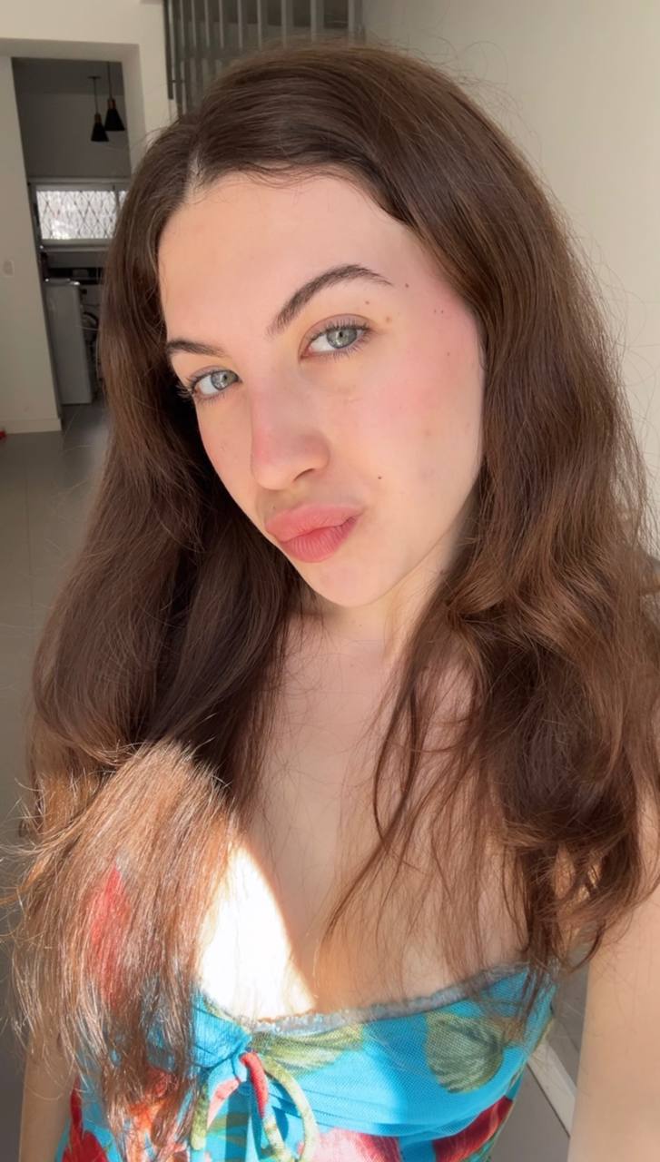 Nude girl Amber in Praia