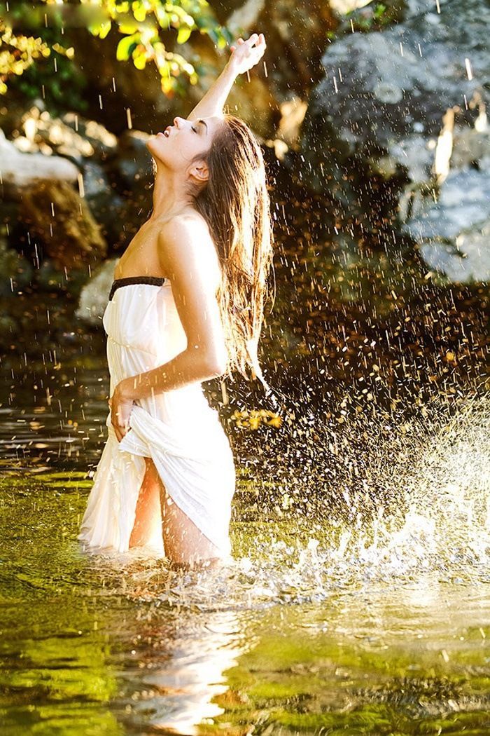 Marie Avgeropoulos in Praia