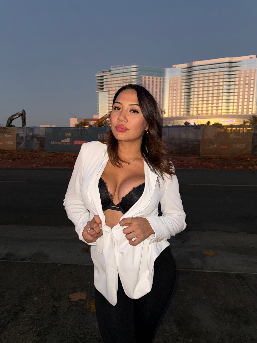 Take a pause and enjoy Ali Cruz — streaming from Praia