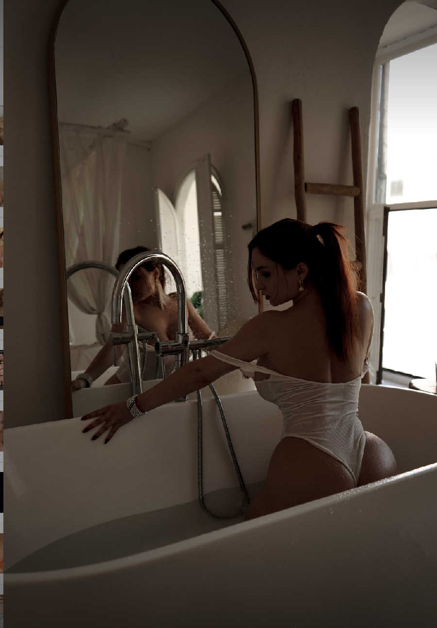 A playful frame from Miranda Faith nude — online in Praia