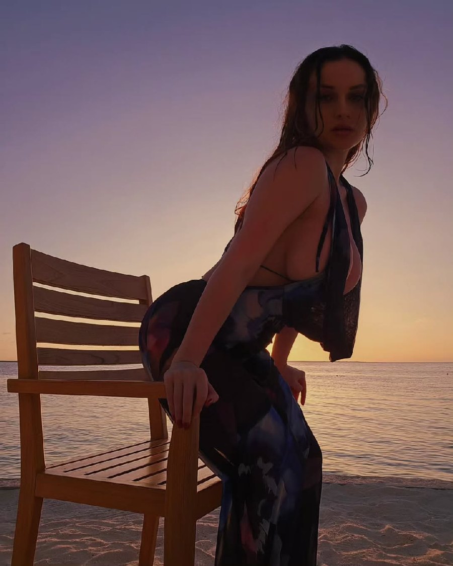 Sexy girl Miranda Faith nude in Praia