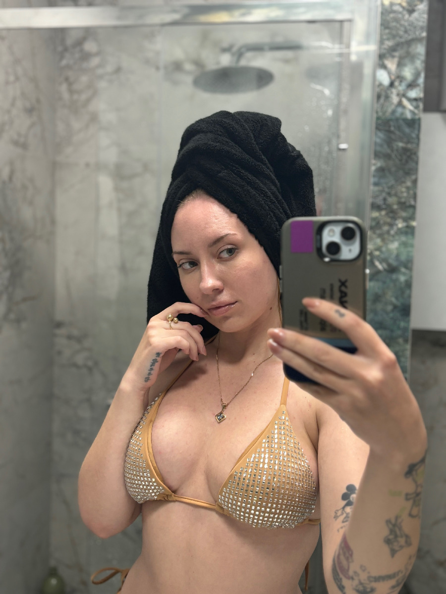 Nude girl KateV in Praia