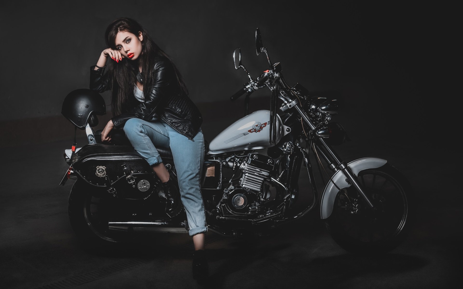 Biker girls: style and drive in Praia