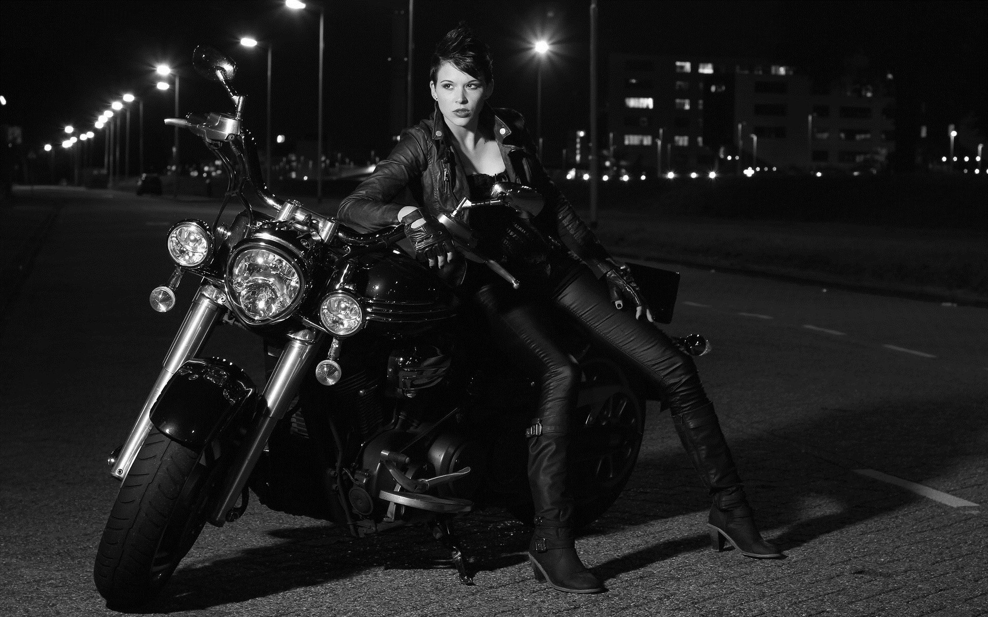 Photo Beautiful girls and motorcycles in Praia