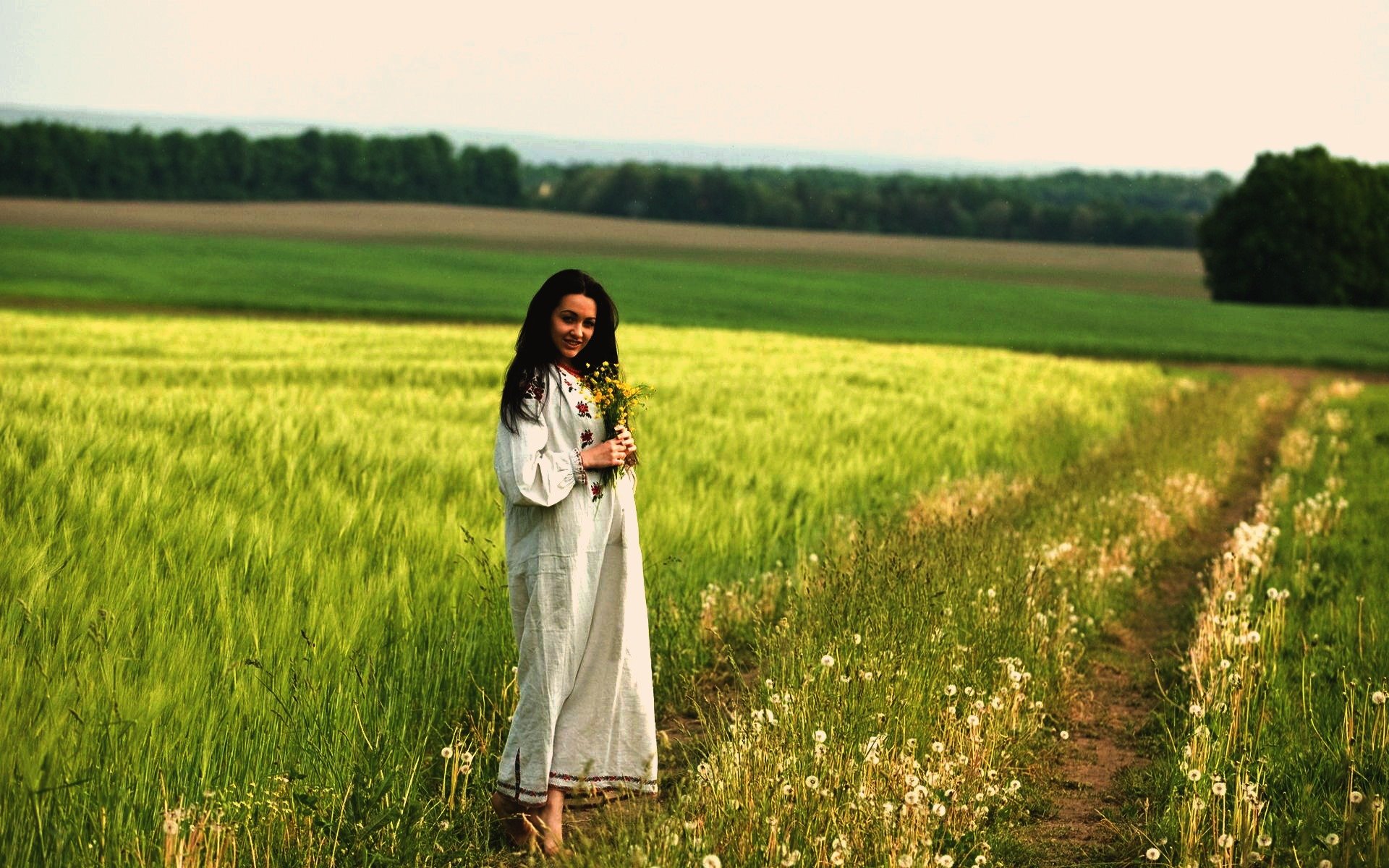 Women in Slavic costumes in Praia