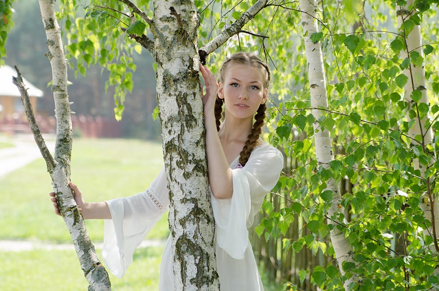 Women in Slavic costumes in Praia