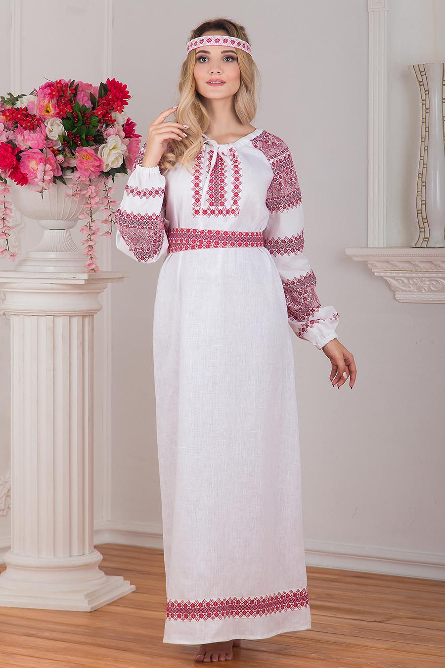 Women in Slavic costumes in Praia