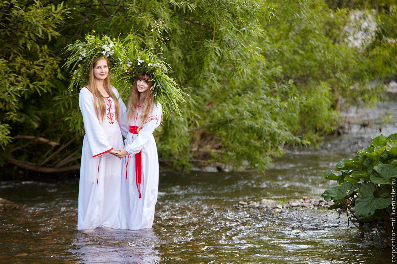 Women in Slavic costumes in Praia