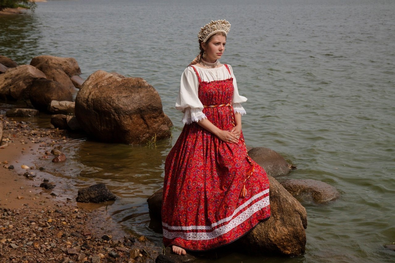 Women in Slavic costumes in Praia
