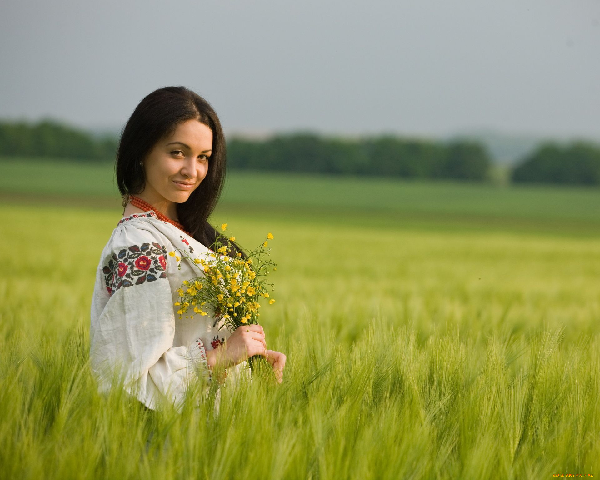 Women in Slavic costumes in Praia