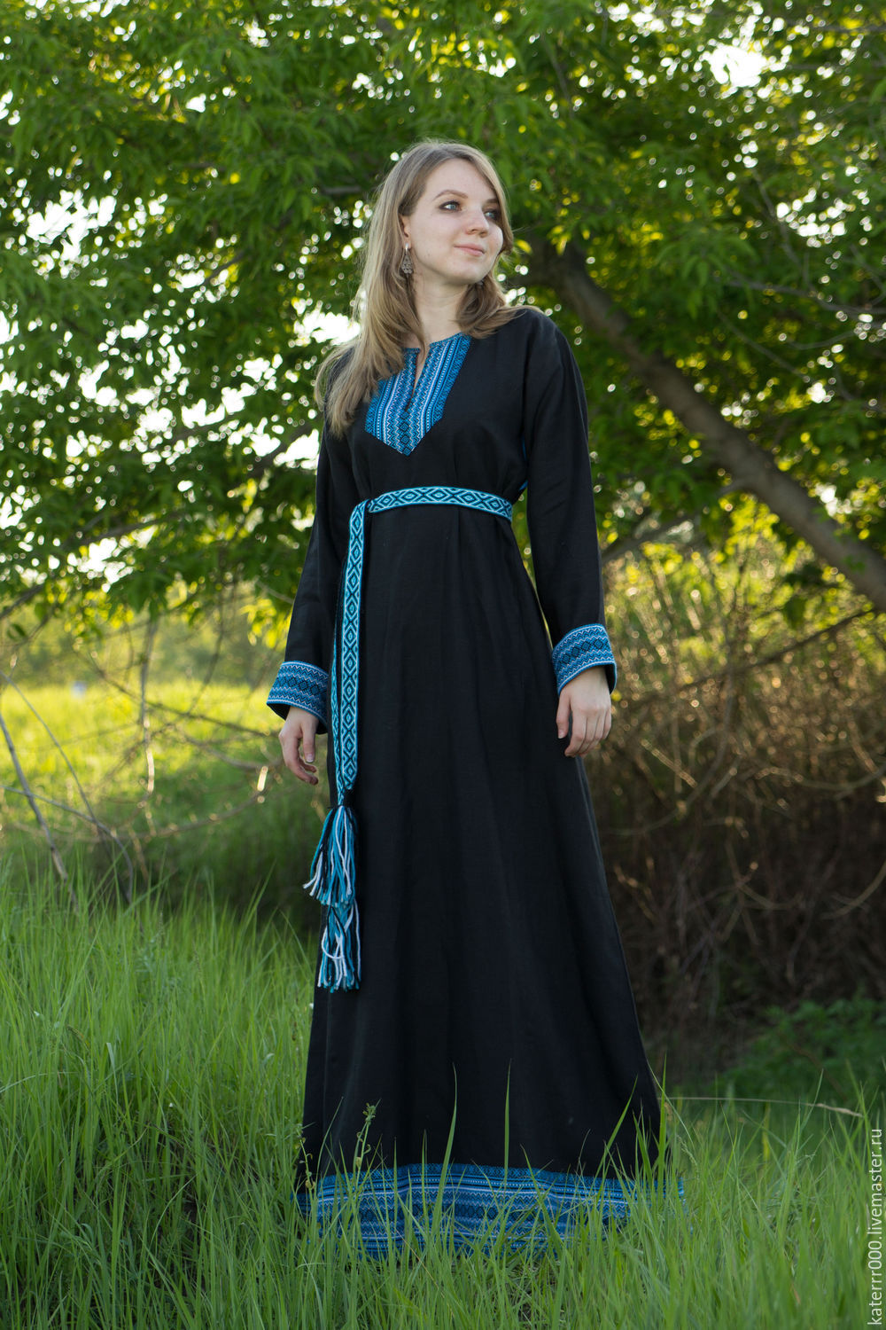 Women in Slavic costumes in Praia