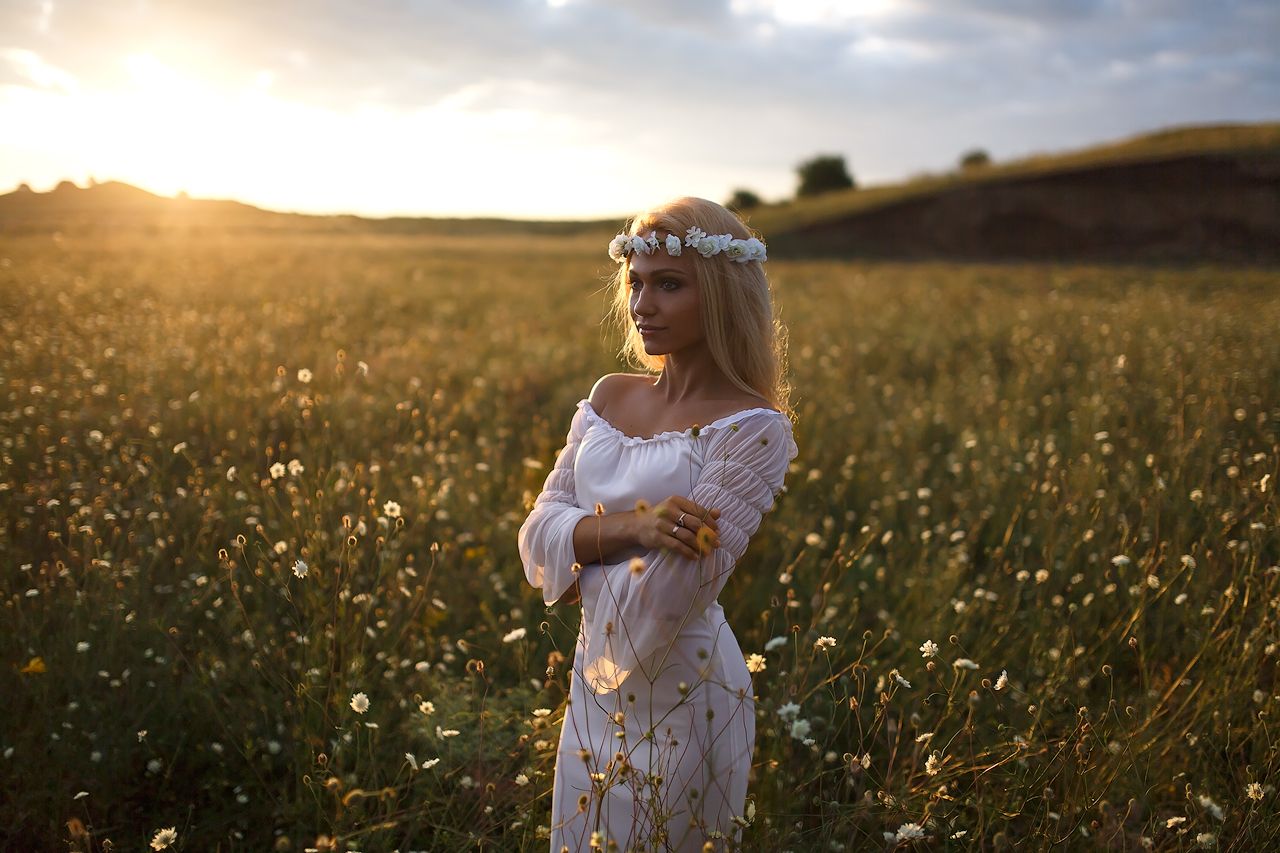 Girls in Slavic costumes in Praia