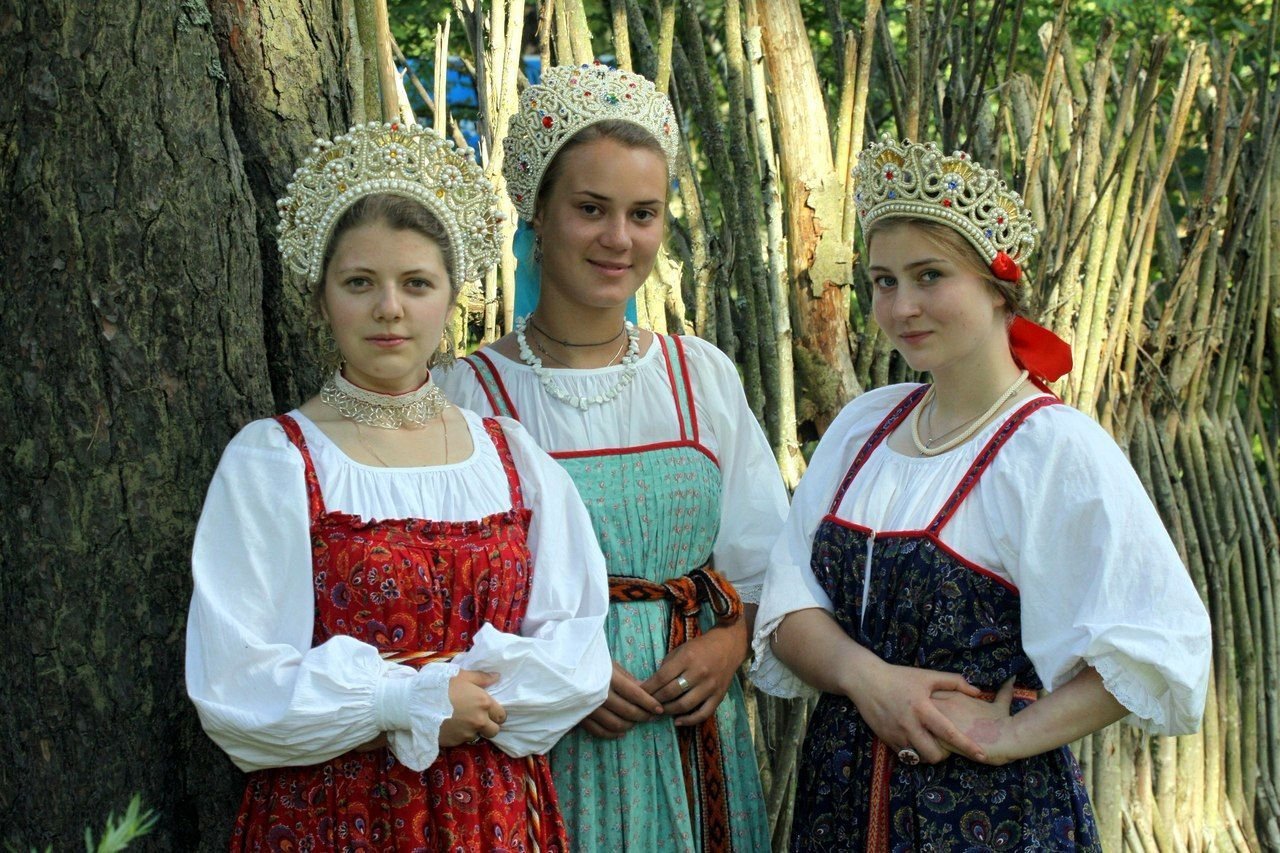 Sexy model Girls in Slavic costumes in Praia