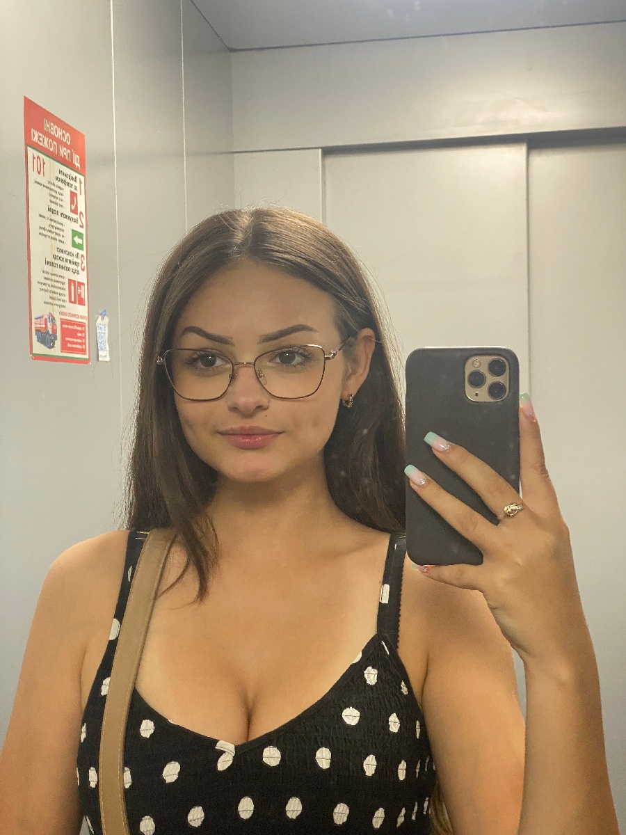 Sexy model Stacy in Praia