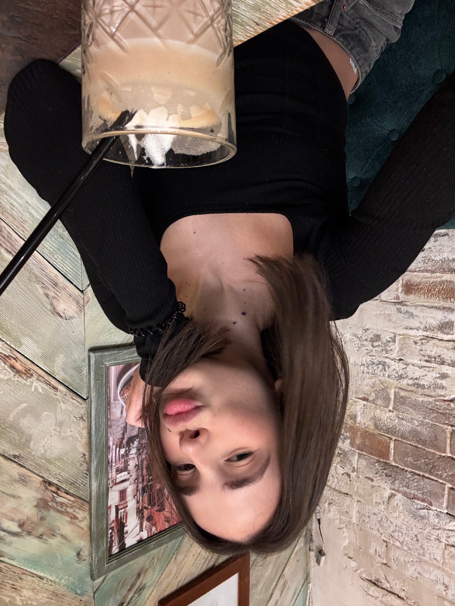 Fresh photos, fresh mood — Tina online in Praia